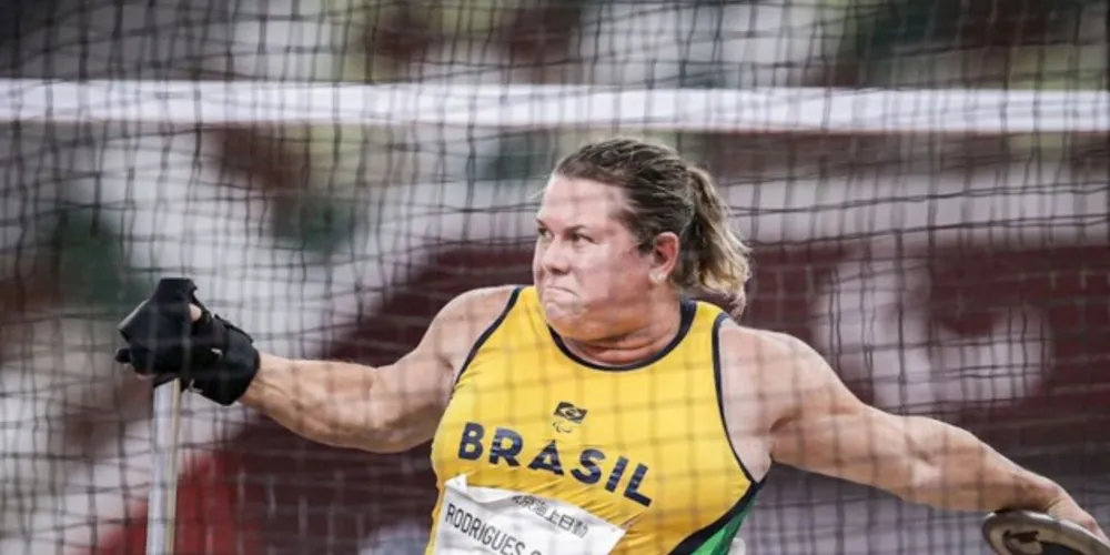 Brasileira conseguiu 17,62 m, dois metros a mais que segunda colocada, e conquistou a medalha de Ouro nas Paralímpiadas.