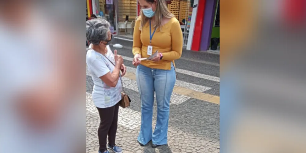 Mais de 2 mil panfletos foram entregues no centro da cidade