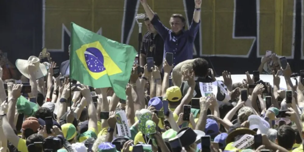 Os manifestantes também levavam cartazes em defesa do voto impresso e contra o Supremo Tribunal Federal (STF).