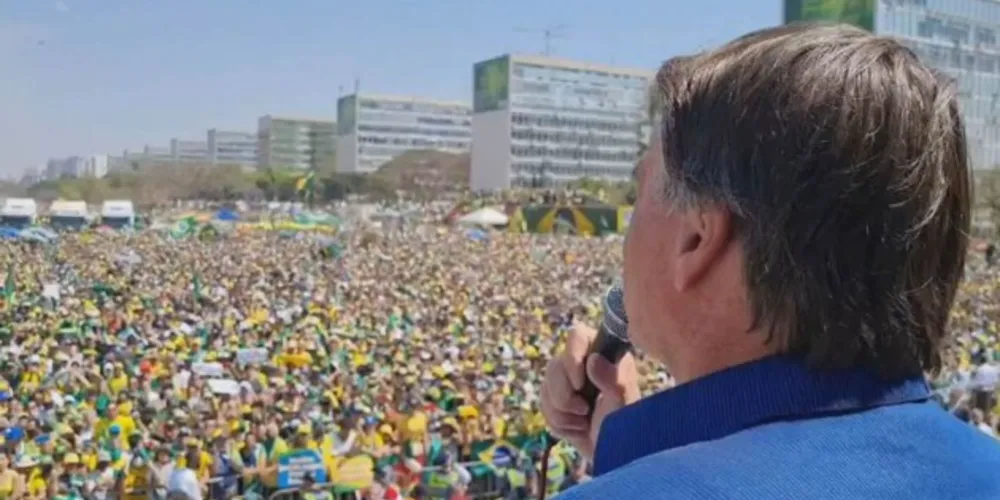 Citando os atos de 7 de setembro, o presidente falou sobre a reunião “para mostrar para onde nós deveremos ir”. 