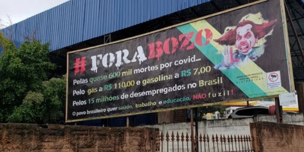 Um dos outdoors traz a imagem do presidente em um palhaço