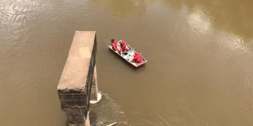 O Corpo de Bombeiros está realizando buscas no local