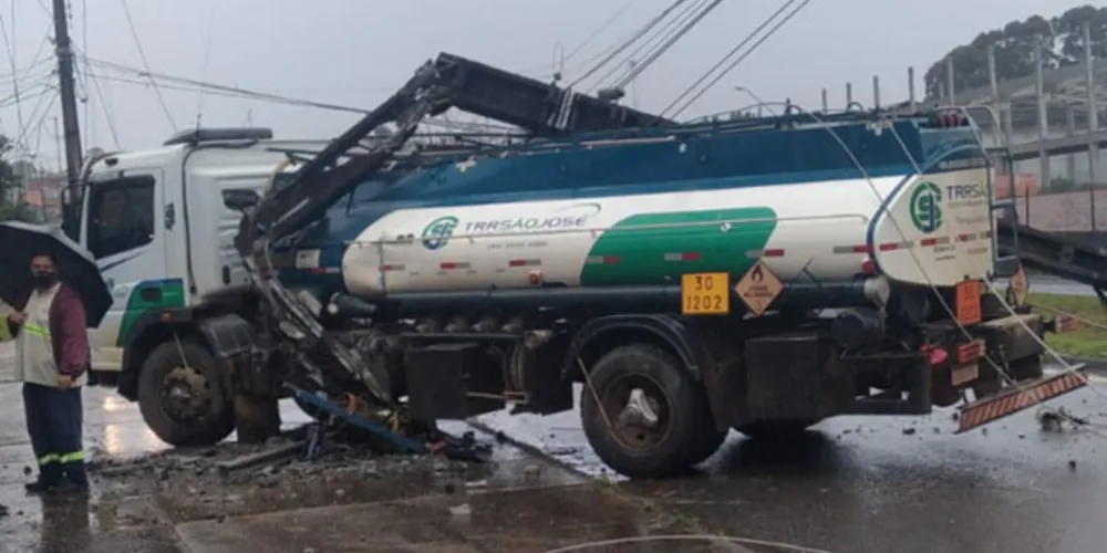 Veículo colidiu contra um poste na Rua Nicolau Kluppel Neto, próximo ao acesso para a BR-376