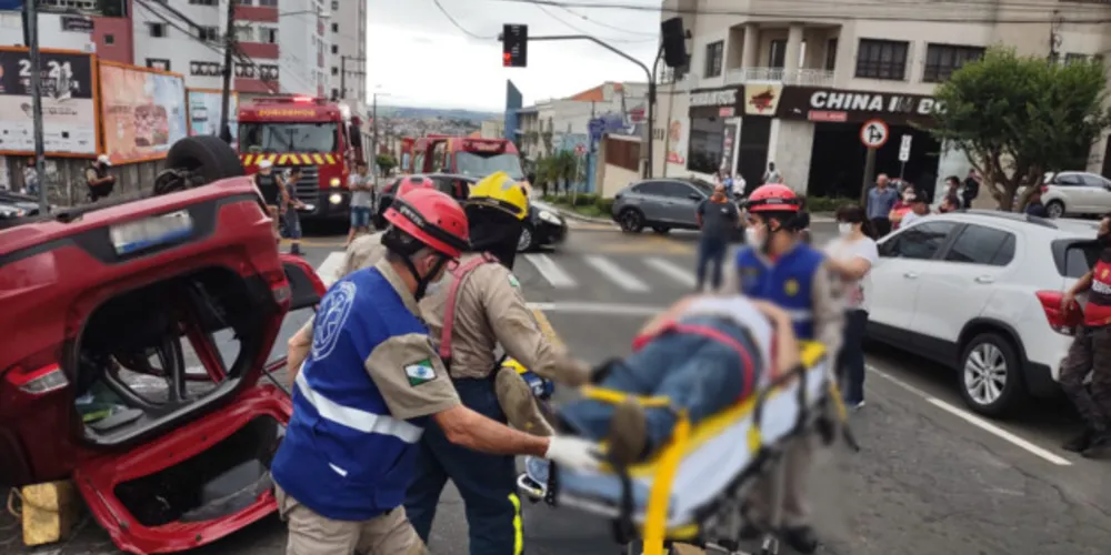 Colisão seguida de tombamento assustou os moradores e pedestres que passaram pelo cruzamento das ruas Dr. Penteado de Almeida e Coronel Dulcídio