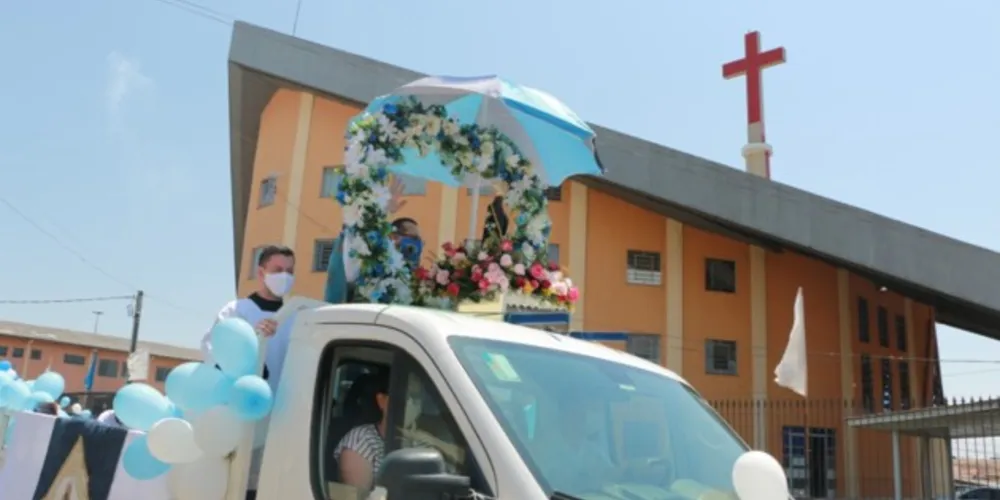 O carro com a imagem sai do santuário diocesano
