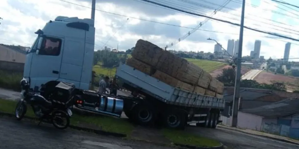 Fotos encaminhadas ao Portal aRede mostram que a carreta tem uma carga de madeira