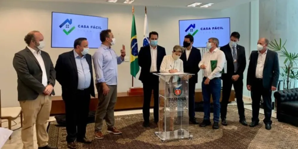 Prefeita Elizabeth Schmidt assinou o contrato nesta segunda-feira (23)