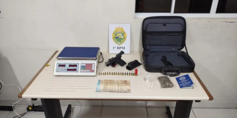 Policiais encontraram uma arma, munições, drogas e embalagens durante a abordagem.