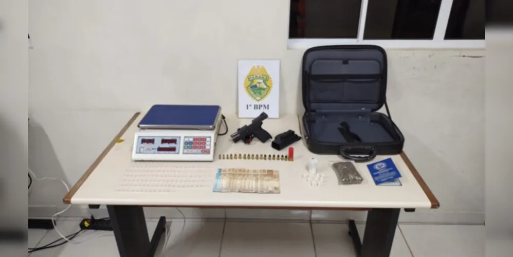 Policiais encontraram uma arma, munições, drogas e embalagens durante a abordagem.