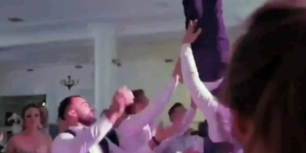 Noivo caiu em meio a brincadeira bastante comum em casamentos