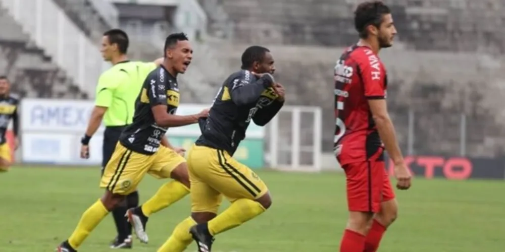 De forma inédita, o FC Cascavel bateu o Athletico PR na tarde desta quarta-feira (08) no Estádio Olímpico Regional Arnaldo Busatto, em Cascavel, e classificou para a final do Campeonato Paranaense de 2021.