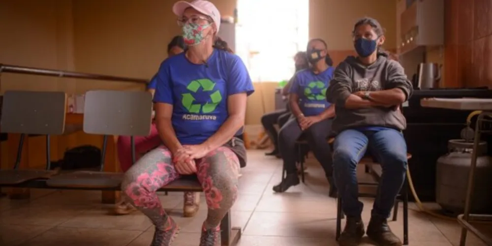 Projeto da UEPG leva também cosméticos para a Associação dos Catadores de Materiais Recicláveis do Bairro de Uvaranas (Acamaruva)