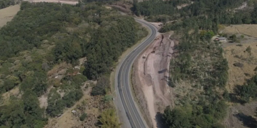 Na altura do km 317 (foto), próximo a Serra do Cadeado, detonações já estão na reta final