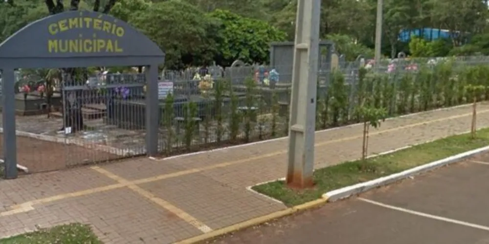 Justiça proibiu coveiro e filho dele de se aproximarem do cemitério.