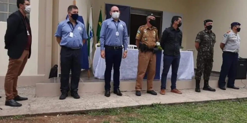 A cerimônia contou com a presença da chefe do Núcleo Regional de Educação de Ponta Grossa, Luciana Aquiles Sleutjes