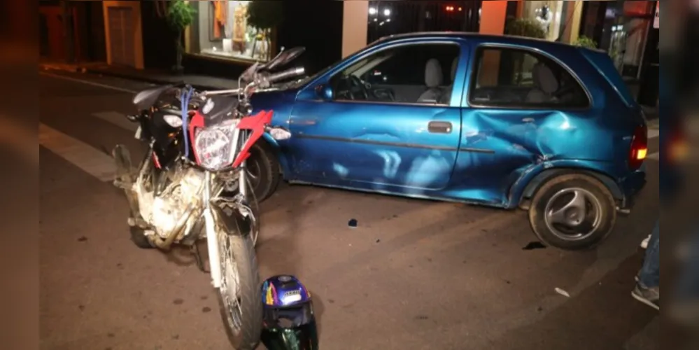 A condutora informou, que o motociclista teria perdido o controle momento em que atingiu a lateral do seu veículo.
