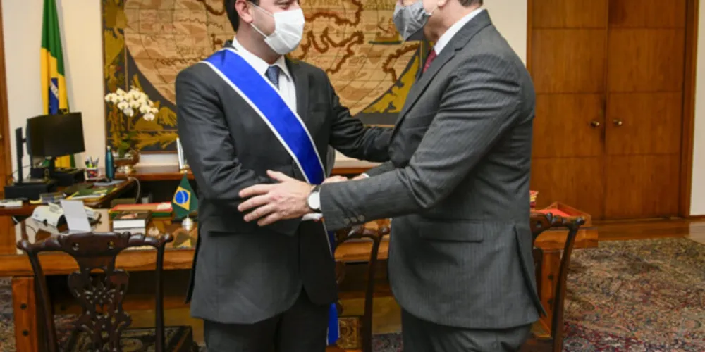 Governador Ratinho Junior (à esquerda) recebeu a honraria nesta quarta-feira (18).