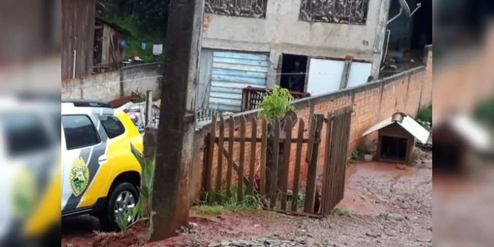 Três pessoas foram presas; grupo pertenceria a uma facção criminosa e estaria firmando ponto há pouco tempo no local.