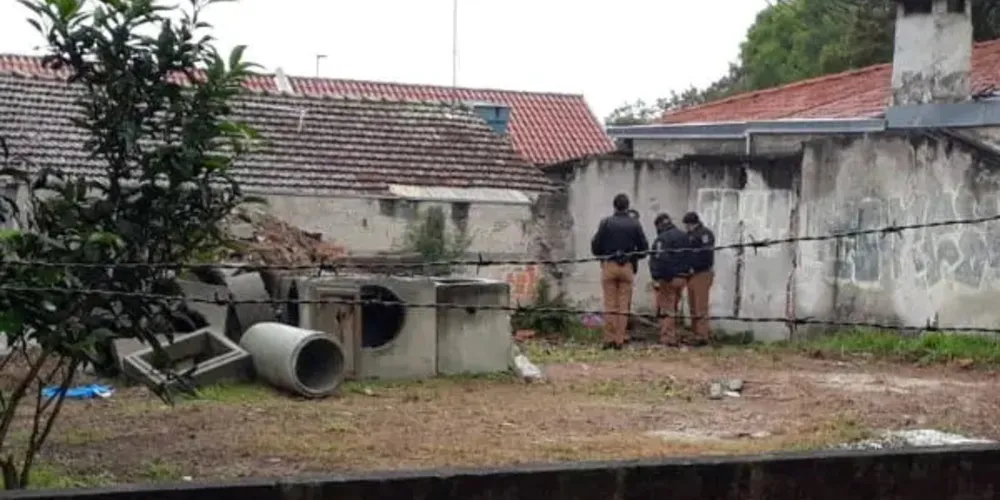 O cadáver foi visto por um homem que trocava uma caixa d´água em um bar próximo.