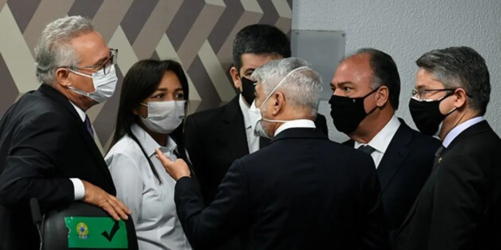 Integrantes da CPI conversam pouco antes da reunião desta quinta-feira (19); foram aprovados 187 requerimentos de quebras de sigilos telemáticos, bancários e fiscais