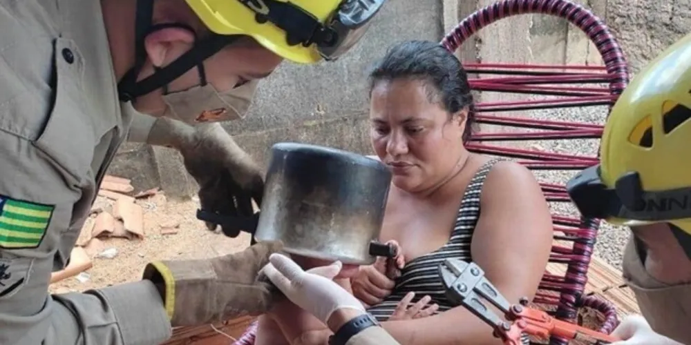 Criança de 2 anos é atendida após prender cabeça em panela de pressão