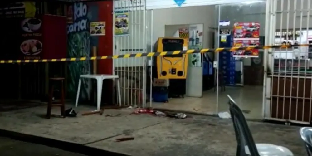 Suspeito atirou contra o dono do estabelecimento após ele se recusar a servir uma bebida ao homem