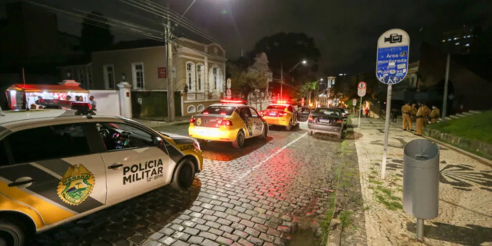 A Ação Integrada de Fiscalização Urbana (AIFU) deste sábado (11) também dispersou aglomerações que, juntas, somavam 1.210 pessoas, além de abordar 22 veículos e aplicar 25 autos de infração de trânsito.