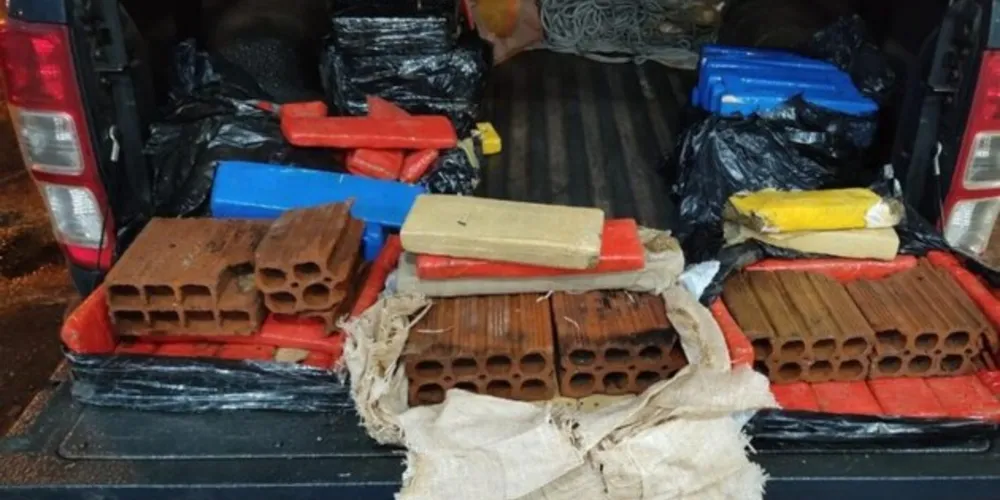 Material de construção estava em meio a pacotes de maconha e skunk