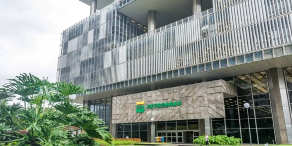 A Petrobras anunciou nesta sexta-feira (8) que vai reajustar o preço da gasolina e do gás de cozinha (GLP) para as suas distribuidoras a partir deste sábado (9). 