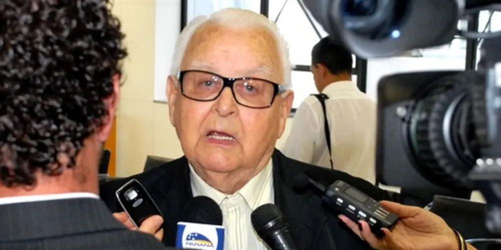 Emílio Hoffmann Gomes foi eleito indiretamente pela Assembleia, em 1973