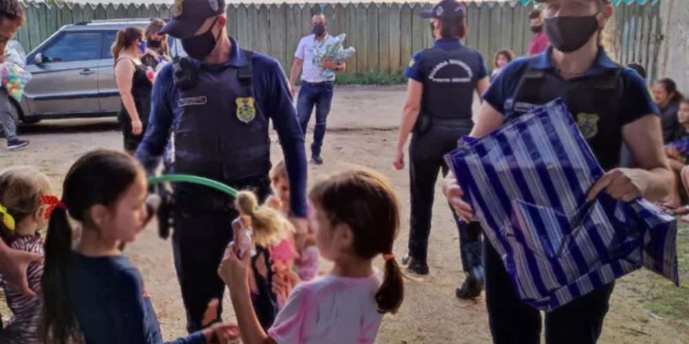 Diversos brinquedos foram arrecadados pela Secretaria de Cidadania e Segurança Pública e entregues para crianças na região dos bairros Ronda e Cará-Cará