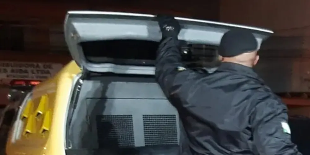 Um dos suspeitos foi localizado ao tentar se esconder em uma lixeira para evitar a prisão.