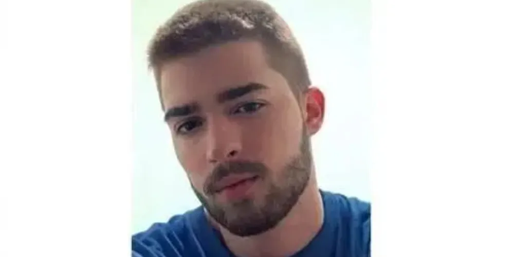 O jovem é acusado de abusar de quatro crianças, duas delas sendo as irmãs de três e nove anos.