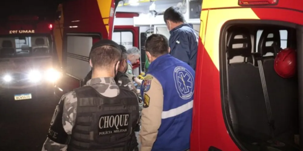 Imagem ilustrativa da imagem Bandidos atiram em carro e ferem gravemente rapaz