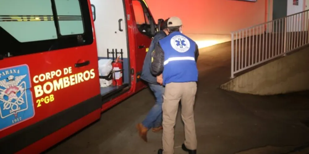 Momento em que o homem chegou na UPA Santana com os socorristas do Siate. 