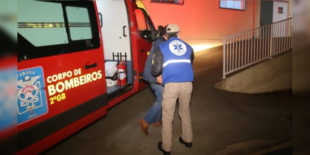 Momento em que o homem chegou na UPA Santana com os socorristas do Siate. 