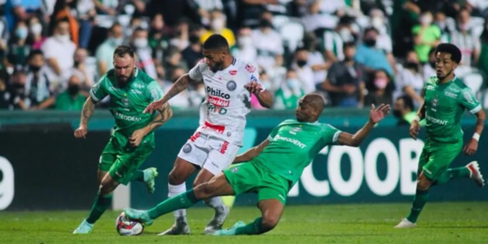 Desconcebtrado no início do segundo tempo, Fantasma sofreu derrota no Couto Pereira