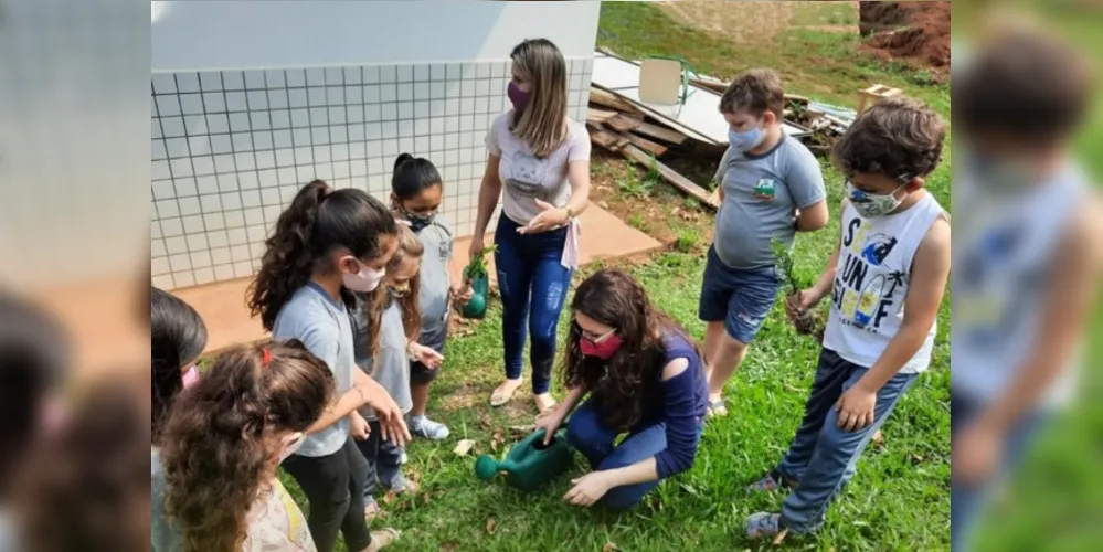 Alunos da rede municipal de ensino receberam mudas nativas nesta semana