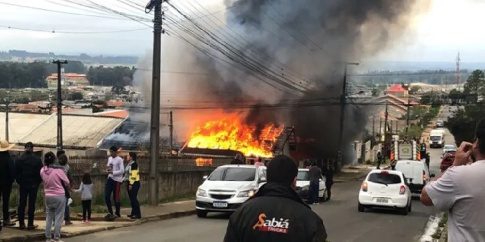 Grande incêndio atinge residências