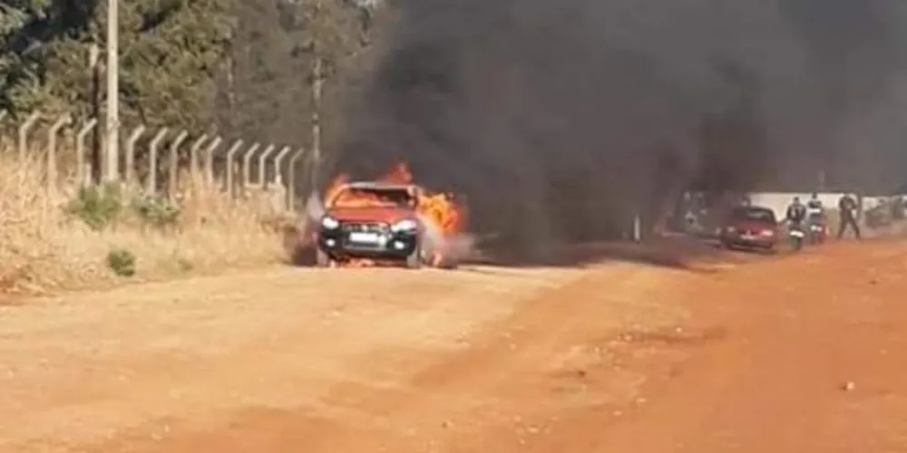 Carro foi tomado pelas chamas na manhã desta terça-feira