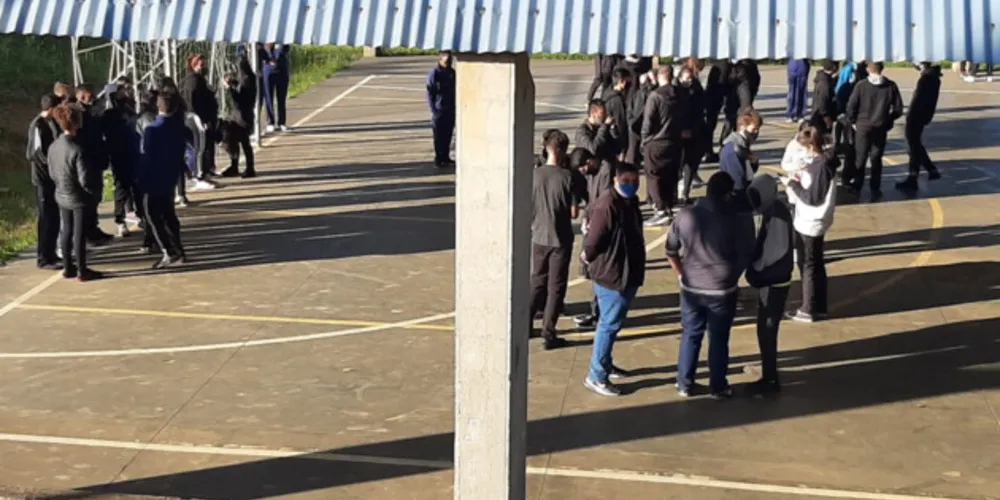Alunos do Colégio Frei Doroteu de Pádua fazem protesto na manhã de hoje.