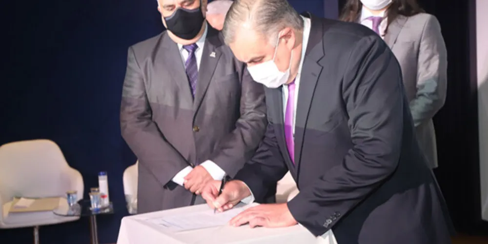 O secretário de Justiça, Família e Trabalho, Ney Leprevost, formalizou nesta quinta-feira o termo de aplicação de R$ 20.771.952 para o Fundo Estadual de Saúde (Funsaude). Os recursos têm origem no Fundo Estadual de Defesa do Consumidor (Fecon) e é resultado de multas aplicadas pelo Procon da secretaria de Justiça a bancos que lesaram os consumidores.