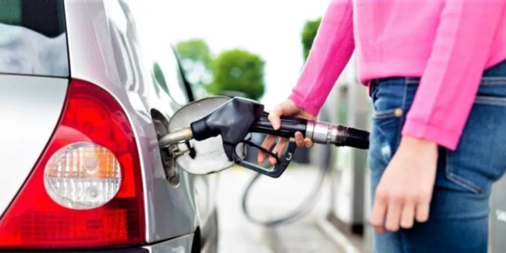 Postos poderão demitir frentistas para conter alta da gasolina.