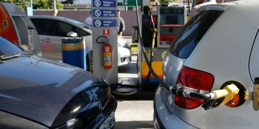 Carros parados em posto de combustível 