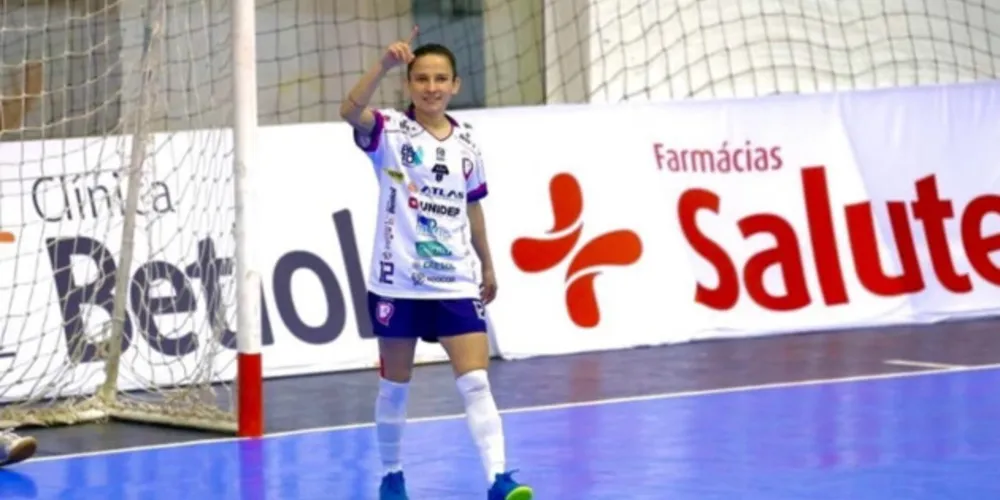 A ala Gi Portes é natural de Ponta Grossa e agora vai jogar em um dos principais times de futsal feminino do Brasil