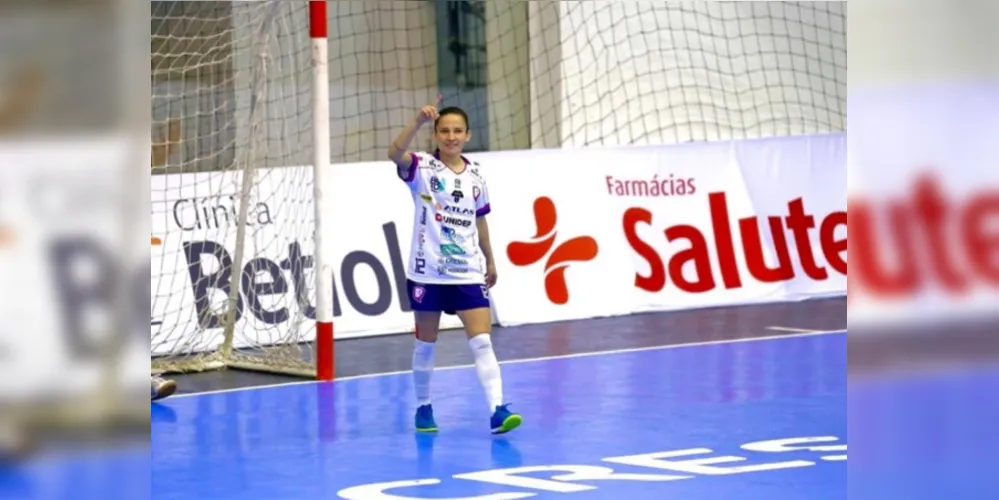 A ala Gi Portes é natural de Ponta Grossa e agora vai jogar em um dos principais times de futsal feminino do Brasil