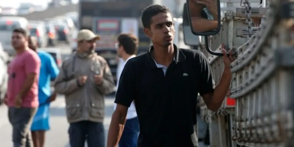 As entidades de motoristas reivindicam um controle dos preços praticados pela estatal petrolífera e o cumprimento dos valores mínimos de frete previstos em planilhas da Agência Nacional de Transportes Terrestres (ANTT)