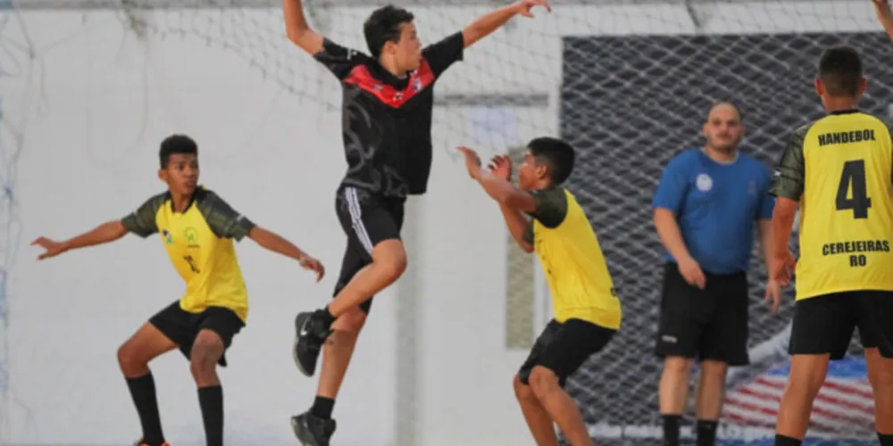 Alunos do Colégio Marista Pio XII disputam partida de Handebol no Rio de Janeiro. Crédito: Paraná Esporte