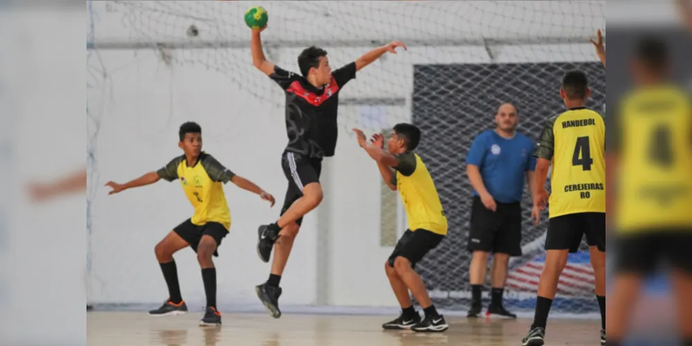 Alunos do Colégio Marista Pio XII disputam partida de Handebol no Rio de Janeiro. Crédito: Paraná Esporte