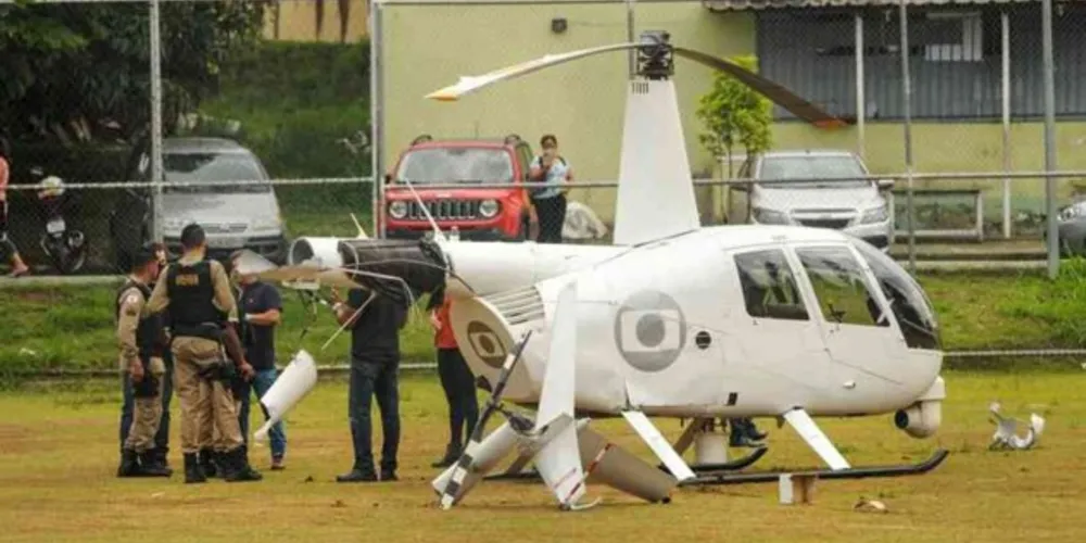 Aeronave desceu em um campo de futebol no Bairro Teixeira Dias, Região do Barreiro. Segundo os bombeiros, suspeita é de pane mecânica.